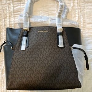 NWT Michael Kors Voyager tote